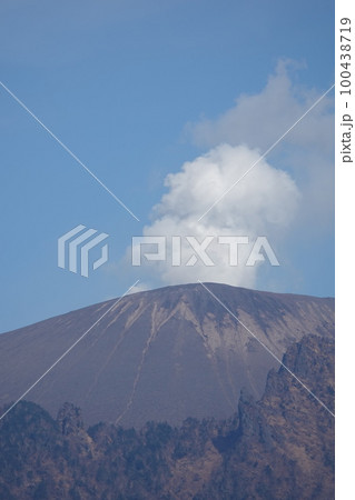 浅間山・活火山(飯綱高原から小噴火が良く見えた浅間山) 浅間山・活火山(飯綱高原から小噴火が良く見えた浅間山) 100438719