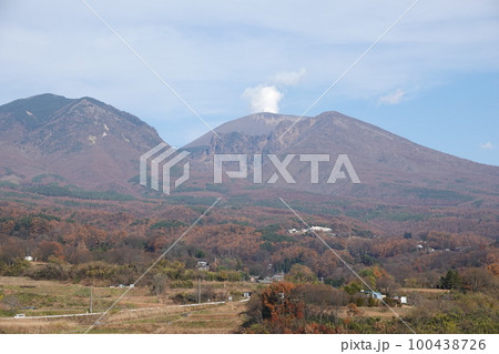 浅間山・活火山（飯綱高原から小噴火が良く見えた浅間山） 100438726