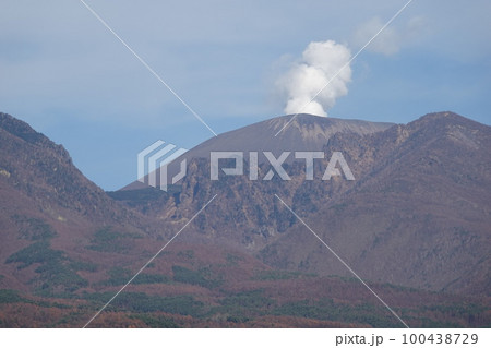 浅間山・活火山（飯綱高原から小噴火が良く見えた浅間山） 100438729