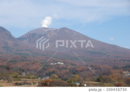 浅間山・活火山(飯綱高原から小噴火が良く見えた浅間山) 浅間山・活火山(飯綱高原から小噴火が良く見えた浅間山) 100438730