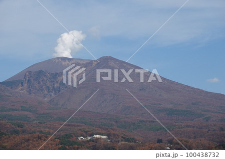 浅間山・活火山（飯綱高原から小噴火が良く見えた浅間山） 100438732