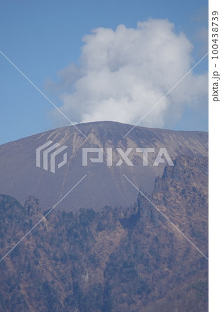 浅間山・活火山(飯綱高原から小噴火が良く見えた浅間山) 浅間山・活火山(飯綱高原から小噴火が良く見えた浅間山) 100438739