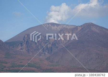 浅間山・活火山(飯綱高原から小噴火が良く見えた浅間山) 浅間山・活火山(飯綱高原から小噴火が良く見えた浅間山) 100438742