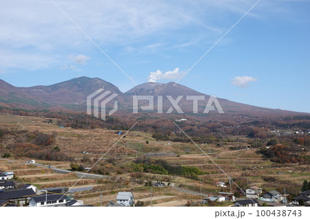 浅間山・活火山(飯綱高原から小噴火が良く見えた浅間山) 浅間山・活火山(飯綱高原から小噴火が良く見えた浅間山) 100438743