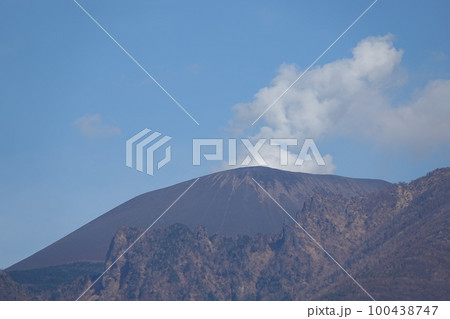 浅間山・活火山（飯綱高原から小噴火が良く見えた浅間山） 100438747