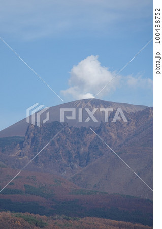 浅間山・活火山（飯綱高原から小噴火が良く見えた浅間山） 100438752