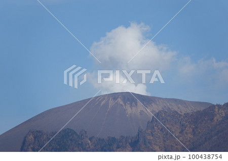 浅間山・活火山(飯綱高原から小噴火が良く見えた浅間山) 浅間山・活火山(飯綱高原から小噴火が良く見えた浅間山) 100438754
