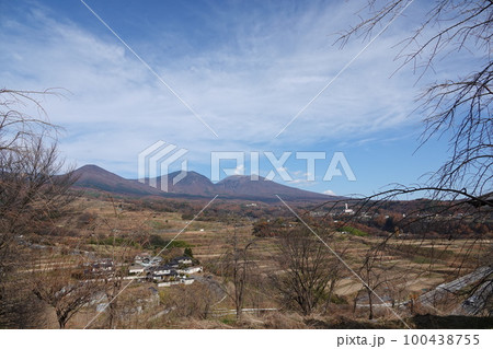 浅間山・活火山(飯綱高原から小噴火が良く見えた浅間山) 浅間山・活火山(飯綱高原から小噴火が良く見えた浅間山) 100438755