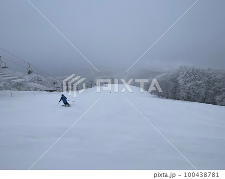 2023年2月の福島県のアルツ磐梯スキー場のリフトの動かなくなった非圧雪コース 2023年2月の福島県のアルツ磐梯スキー場のリフトの動かなくなった非圧雪コース 100438781