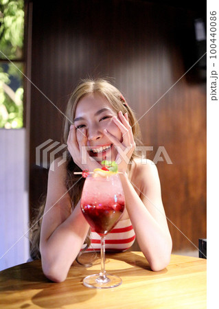 Girl in the Restaurant 100440086