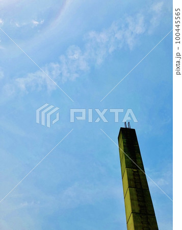 煙突と青空 100445565