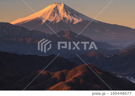 (山梨県)百蔵山展望・朝焼けに染まる富士山と山並みの絶景 (山梨県)百蔵山展望・朝焼けに染まる富士山と山並みの絶景 100448077