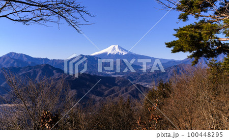 （山梨県）百蔵山山頂より望む富士山と山並みの絶景 100448295
