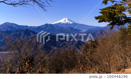 (山梨県)百蔵山山頂より望む富士山と山並みの絶景 (山梨県)百蔵山山頂より望む富士山と山並みの絶景 100448296