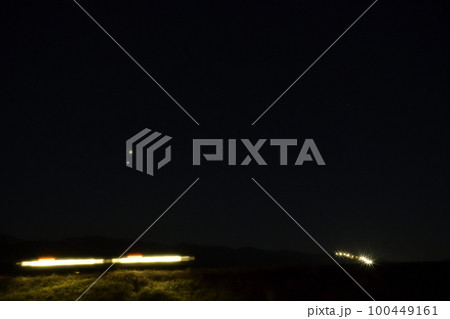 北杜市小淵沢町、宵闇の小海線築堤を行く上り列車の上に寄り添い輝く金星と木星 100449161