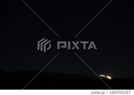 北杜市小淵沢町、宵闇迫る小海線築堤の上で輝く金星と木星 北杜市小淵沢町、宵闇迫る小海線築堤の上で輝く金星と木星 100450207