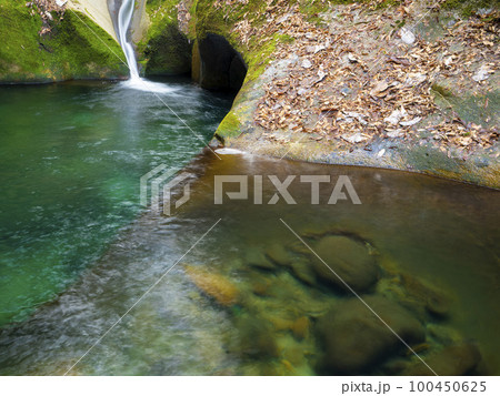 深谷龍鎮渓谷を流れる龍鎮の滝 深谷龍鎮渓谷を流れる龍鎮の滝 100450625