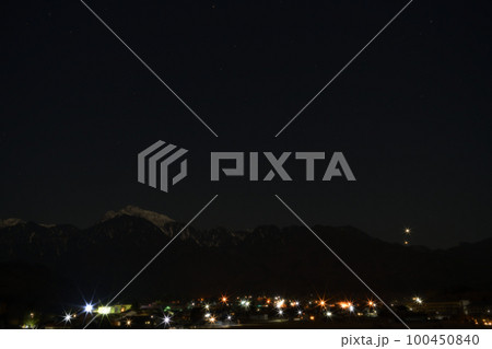 北杜市白州町、夜空に星が瞬き街に明かりが灯る頃南アルプスに寄添い沈む金星と木星 100450840