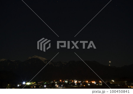 北杜市白州町、夜空に星が瞬き街に明かりが灯る頃南アルプスに寄添い沈む金星と木星 北杜市白州町、夜空に星が瞬き街に明かりが灯る頃南アルプスに寄添い沈む金星と木星 100450841