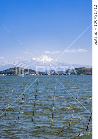 〈島根県〉意東海岸(中海)から見た雪の大山 〈島根県〉意東海岸(中海)から見た雪の大山 100451712
