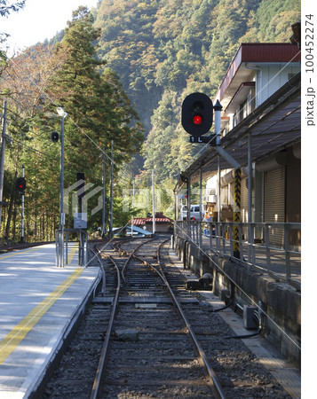 木漏れ日が射し込む奥泉駅 100452274