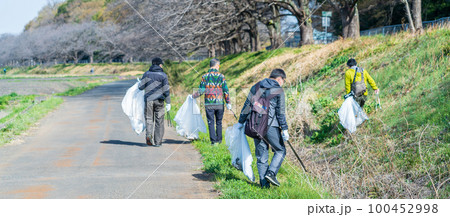 環境保護活動　ゴミ拾いをする人々 100452998