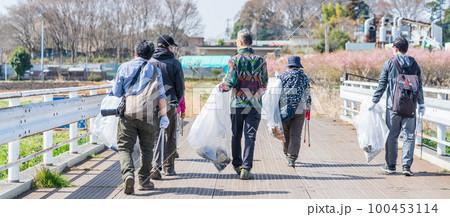 環境保護活動　ゴミ拾いをする人々 100453114