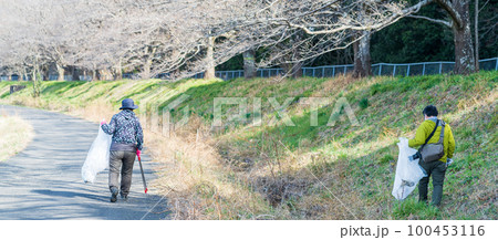 環境保護活動 ゴミ拾いをする人々 環境保護活動 ゴミ拾いをする人々 100453116