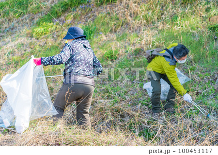 環境保護活動 ゴミ拾いをする人々 環境保護活動 ゴミ拾いをする人々 100453117
