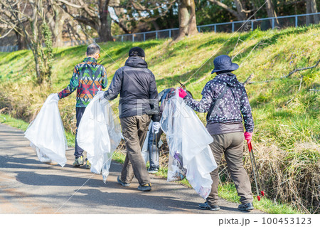 環境保護活動 ゴミ拾いをする人々 環境保護活動 ゴミ拾いをする人々 100453123