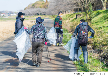 環境保護活動 ゴミ拾いをする人々 環境保護活動 ゴミ拾いをする人々 100453124