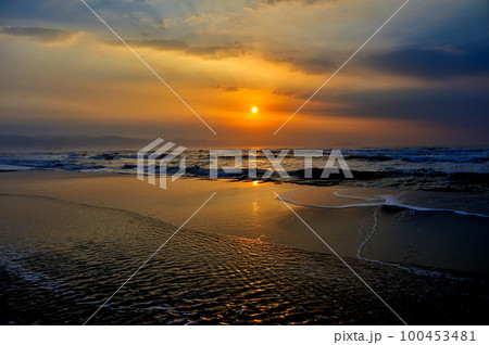 夕暮れの海 100453481