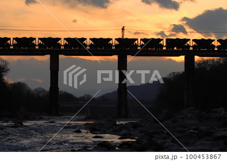 夕焼け空を渡る秩父鉄道の石灰石輸送列車_2023/2/4撮影 100453867