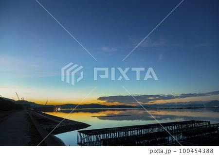 牡蠣棚並ぶ瀬戸内の朝焼け 100454388