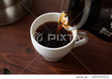 コーヒーをカップに注ぐ コーヒーをカップに注ぐ 100455012