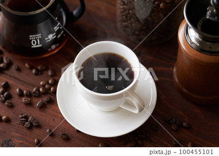カップに注いだコーヒー カップに注いだコーヒー 100455101