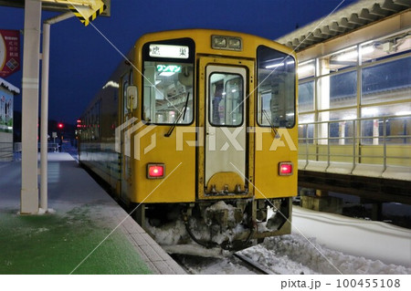 【秋田内陸縦貫鉄道】早朝のAN-8800形(秋田内陸線:角館駅) 【秋田内陸縦貫鉄道】早朝のAN-8800形(秋田内陸線:角館駅) 100455108