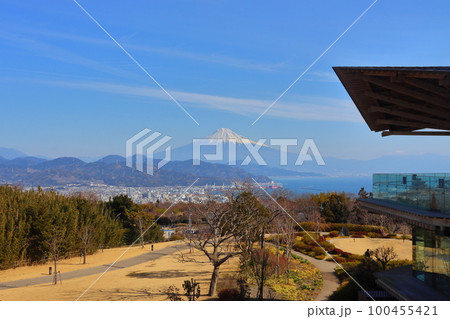 日本平夢テラスの展望回廊と富士山 日本平夢テラスの展望回廊と富士山 100455421