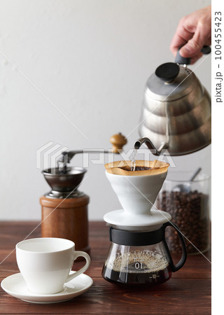 コーヒーを淹れる 100455423