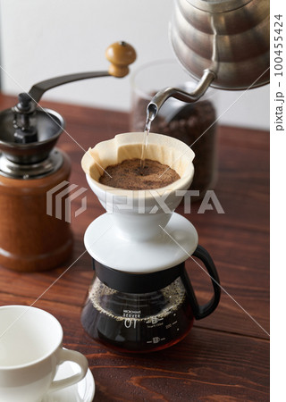 コーヒーを淹れる コーヒーを淹れる 100455424