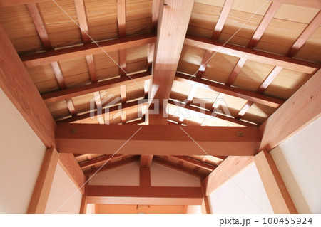 屋内から見た新しい切妻屋根/天井がないため小屋組が見えている様子 100455924