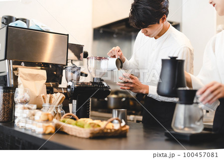 カフェ　スタッフ 100457081