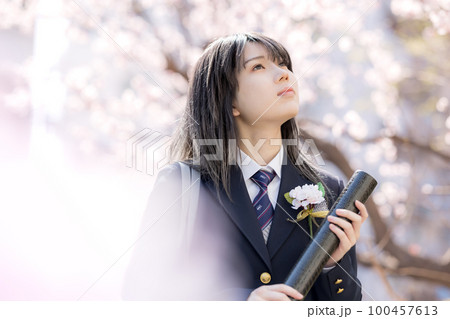 高校生　卒業式　桜の下で微笑む女子高生 100457613