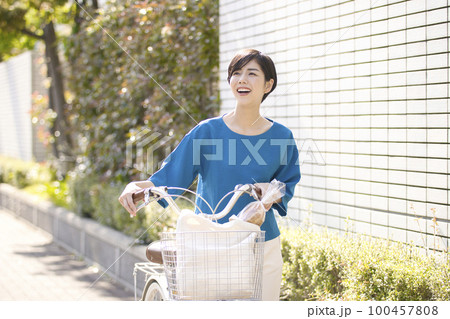 自転車で買い物に行く若い女性 100457808