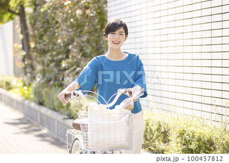 自転車で買い物に行く若い女性 100457812