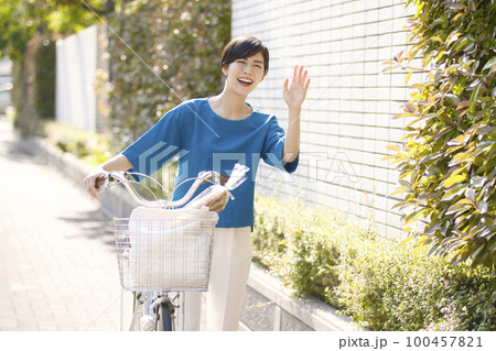 自転車で買い物に行く若い女性 100457821