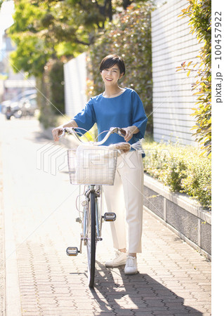 自転車で買い物に行く若い女性 自転車で買い物に行く若い女性 100457922