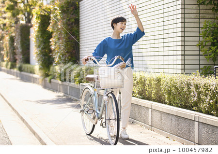 自転車で買い物に行く若い女性 100457982