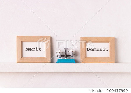 メリットとデメリットを天秤にかける メリットとデメリットを天秤にかける 100457999