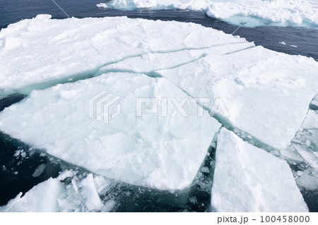 オホーツク海の美しい流氷 100458000